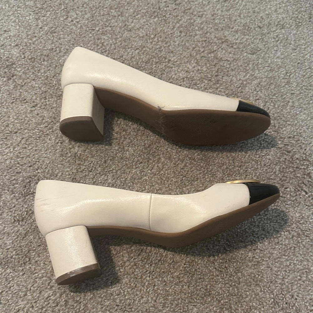 Tory Burch Two-Tone Ivory and Black Leather Ballet Flats with Gold Logo - Picture 5 of 8